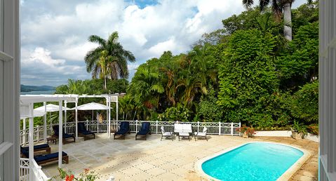 Round Hill - Five Bedroom Classic Villa