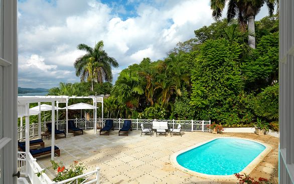 Round Hill - Five Bedroom Classic Villa