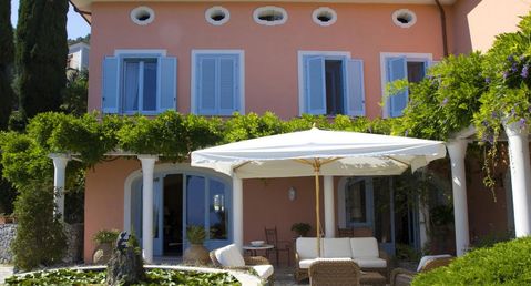 Villa Escarlata