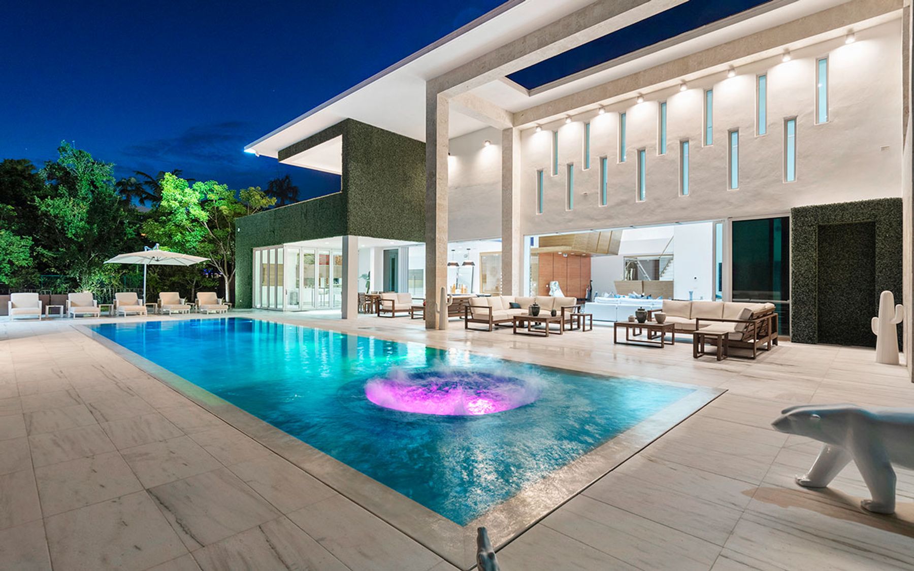 Choosing the Right Setting: Poolside or Terrace