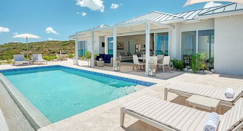 Sailrock - 3 Bedroom Oceanfront Coral Villa