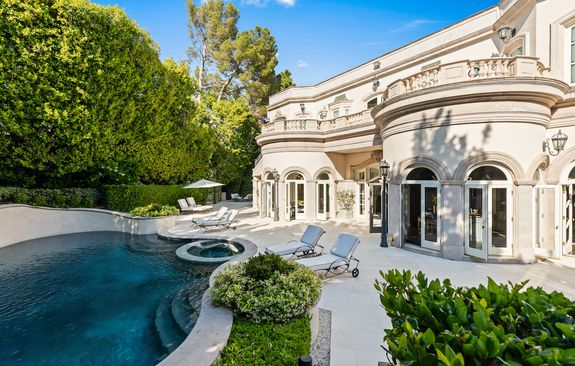 Chic Manor