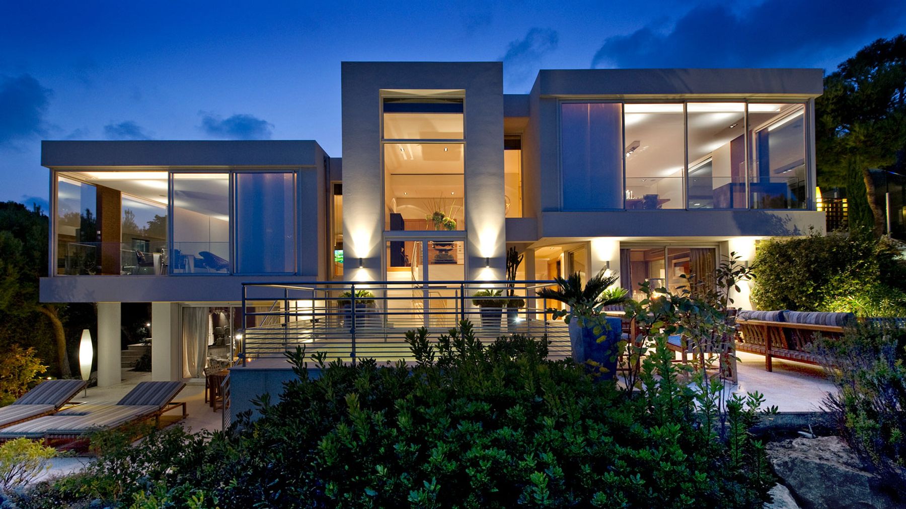 Glass Villa Cap Ferrat: A Family Base Built Around Light and Water